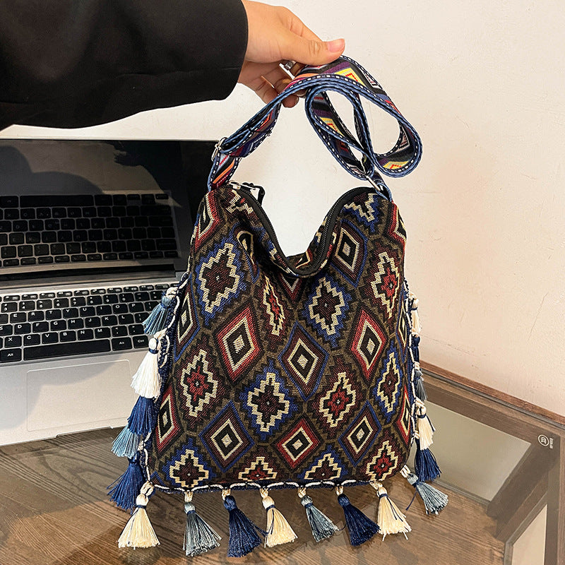 Damen Umhängetasche mit buntem geometrischen Muster und charmanten Quasten Nord Taschen