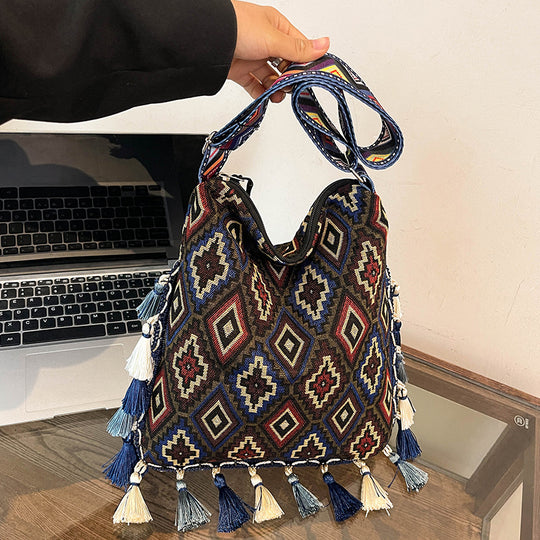 Damen Umhängetasche mit buntem geometrischen Muster und charmanten Quasten Nord Taschen