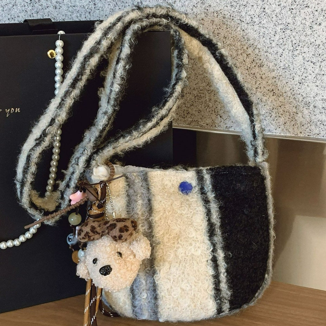 Damen Schultertasche aus weichem Textil mit süßem Tieranhänger Nord Taschen