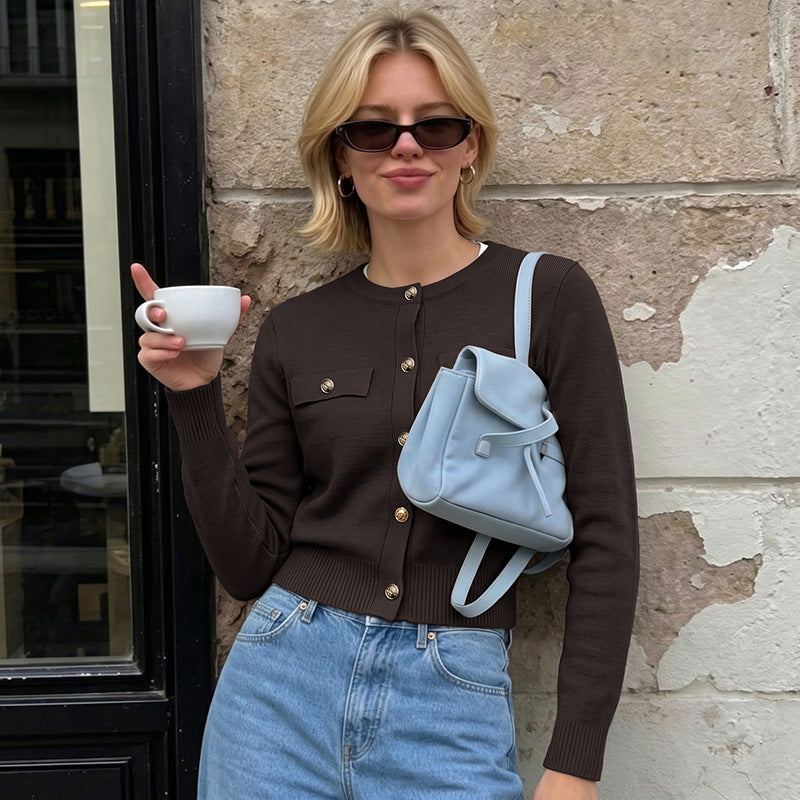 Damen Kurzgeschnittener Feinstrick-Cardigan mit Zierpatten und goldfarbenen Knöpfen Nord Taschen