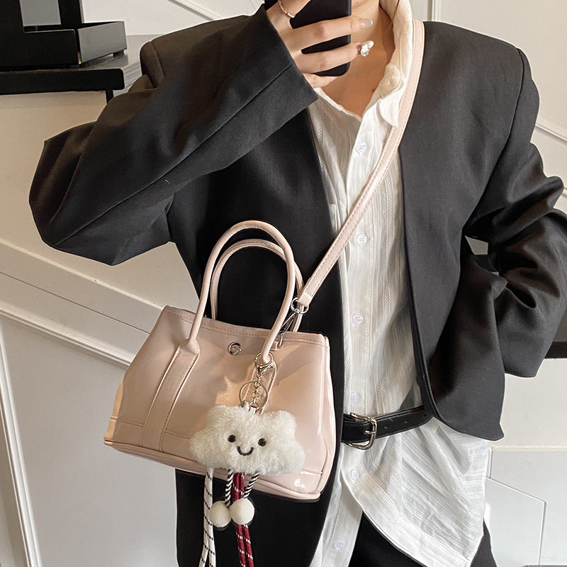 Damen Umhängetasche mit verspieltem Charme und abnehmbarem Schlüsselanhänger | Nord Taschen