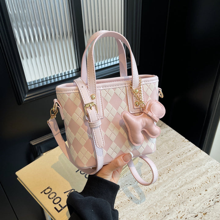 Damen modische Handtasche mit einzigartigem Querdesign und charmantem Tieranhänger Nord Taschen