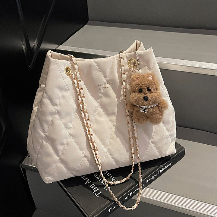 Damen Beuteltasche mit Kettenriemen und kuscheligem Anhänger Nord Taschen