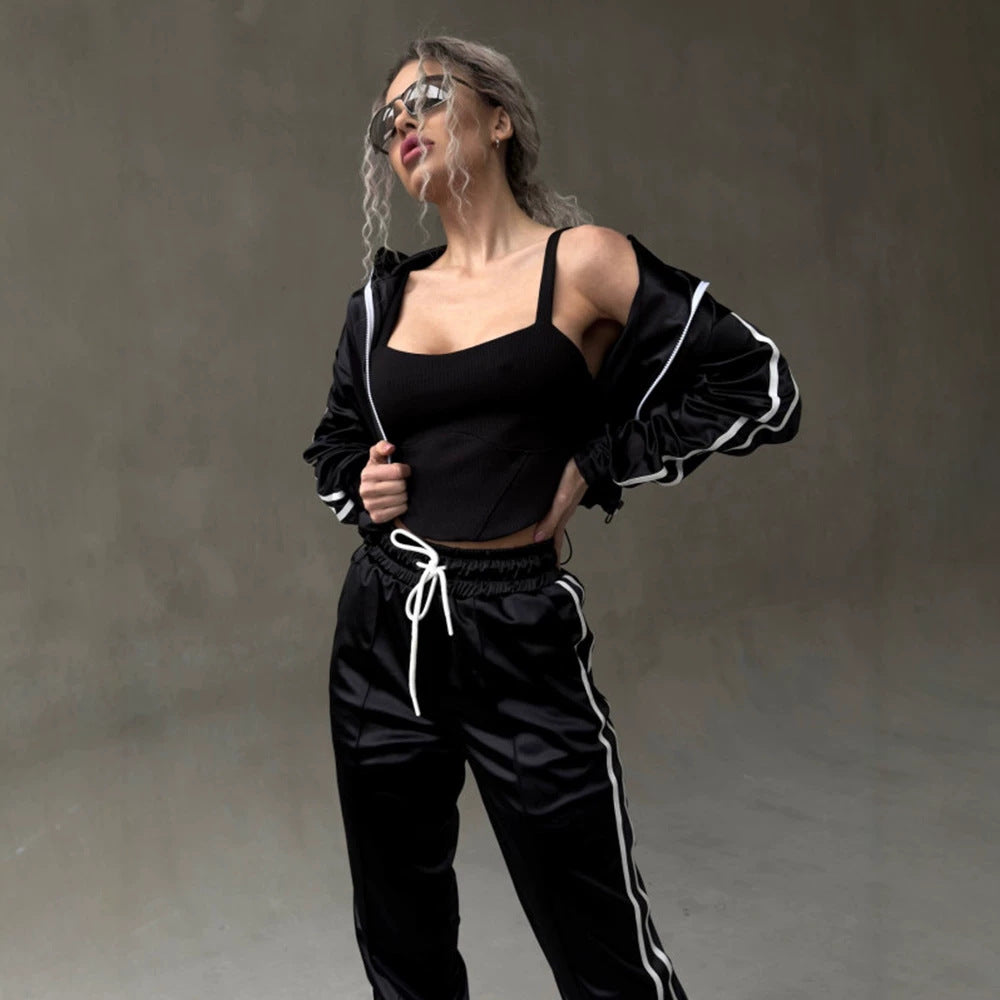 Damen glänzender Satin-Trainingsanzug mit Kontraststreifen, Reißverschlussjacke und Tunnelzughose Nord Taschen