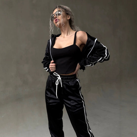 Damen glänzender Satin-Trainingsanzug mit Kontraststreifen, Reißverschlussjacke und Tunnelzughose Nord Taschen