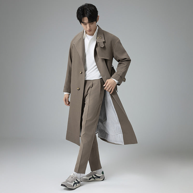 Herren Langer moderner Trenchcoat aus leichtem Twill mit verdeckter Knopfleiste und Taillenriegel Nord Taschen