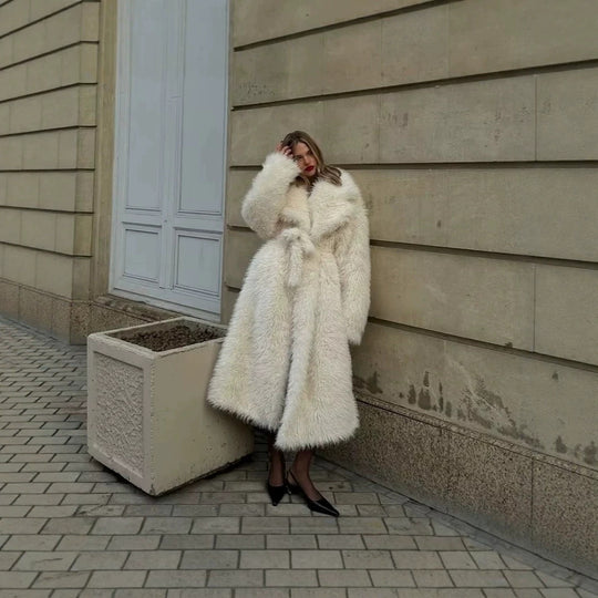 Damen Maxi Kunstpelzmantel mit voluminösem Schalkragen und Wickelgürtel Nord Taschen