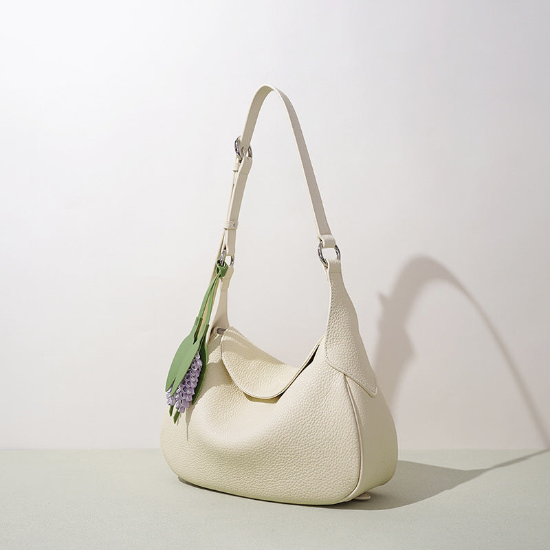 Damen Hobo-Tasche aus hochwertigem Leder mit verspieltem Blumenanhänger Nord Taschen