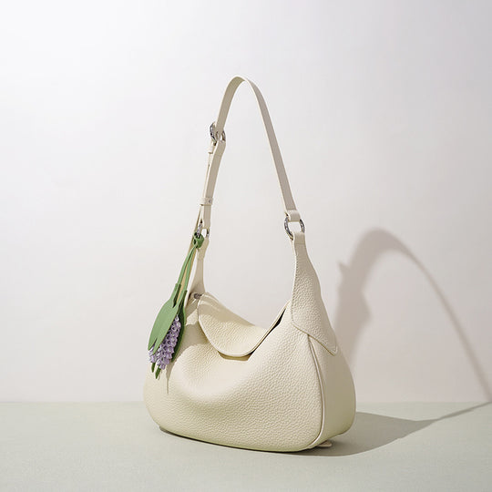 Damen Hobo-Tasche aus hochwertigem Leder mit verspieltem Blumenanhänger Nord Taschen