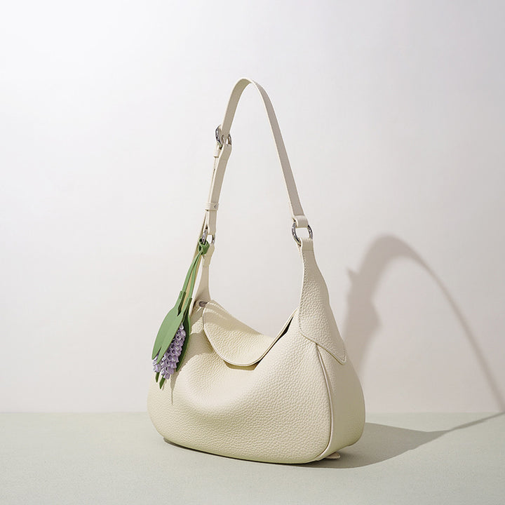 Damen Hobo-Tasche aus hochwertigem Leder mit verspieltem Blumenanhänger Nord Taschen