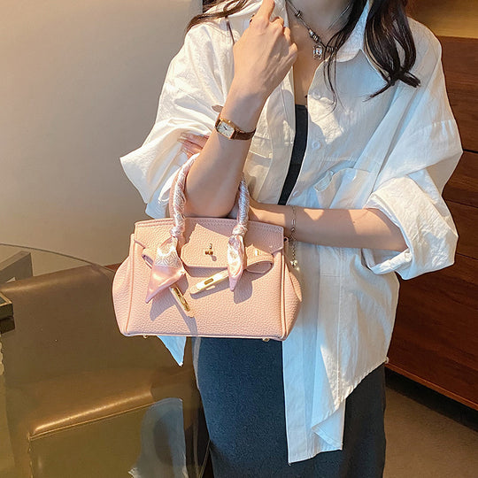 Damen Handtasche mit innovativem Haltegriff und modischen Details | Nord Taschen