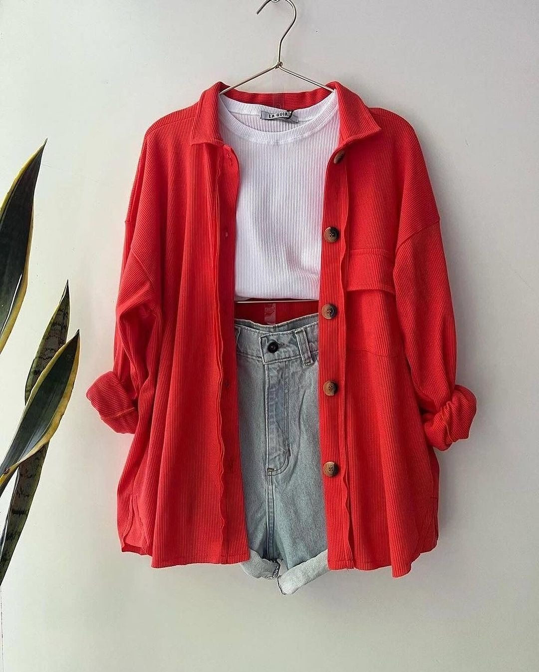 Damen Oversized Cordhemdjacke aus Breitcord mit Brusttasche und Holzknöpfen Nord Taschen