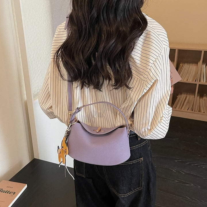 Damen Umhängetasche mit charmantem Anhänger und elegantem Design Nord Taschen