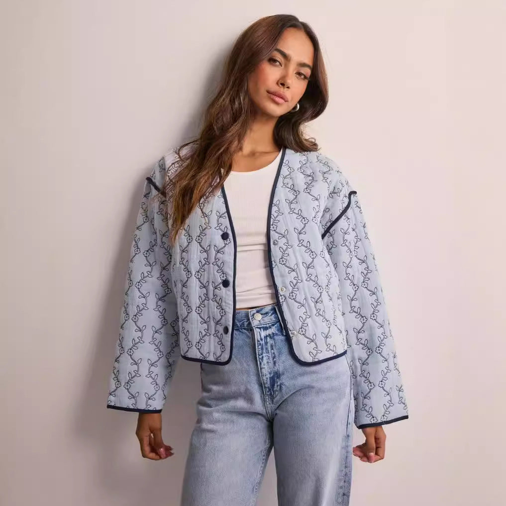 Damen gesteppte Kurzjacke mit V‑Ausschnitt, Kontrastpaspel und floraler Steppapplikation Nord Taschen