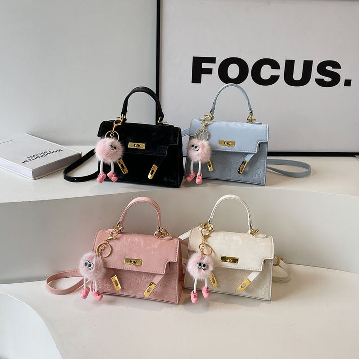 Damen modische Umhängetasche mit verspieltem Anhänger | Nord Taschen