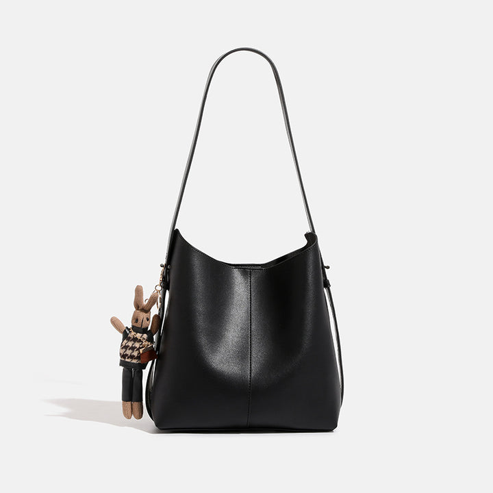 Damen Hobo-Tasche mit modernem Design und verspieltem Anhänger Nord Taschen