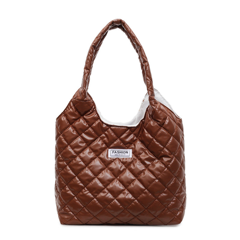 Damen Schultertasche aus glänzendem Kunstleder mit hochwertigem Steppmuster Nord Taschen