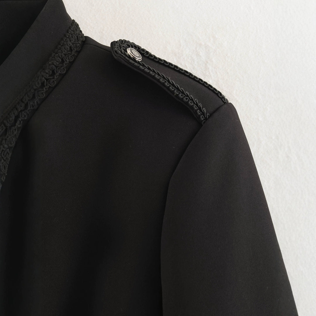 Damen Kurzblazer im Militärstil mit Kordelverzierung, Stehkragen und Zierfroschknöpfen Nord Taschen