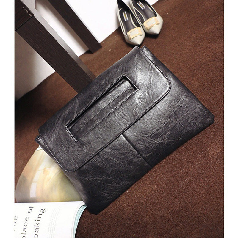 Damen Clutch mit innovativem Riemen-Design Nord Taschen