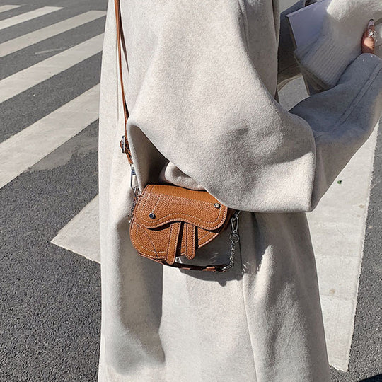Damen Umhängetasche mit einzigartigem Kettendetail und innovativen Fächern Nord Taschen