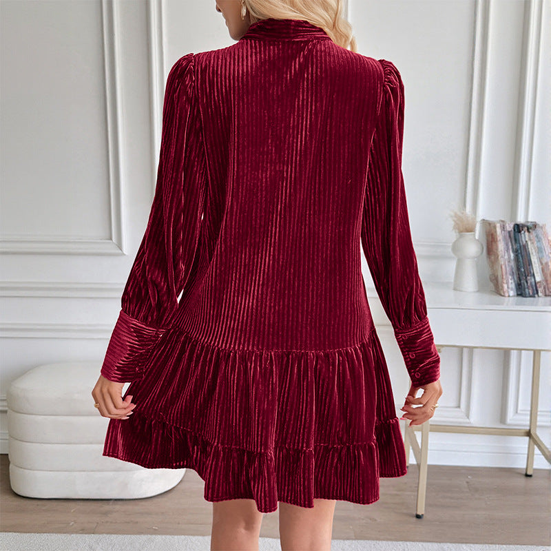 Damen Samtkleid mit Plissee‑Struktur, Schleifenkragen und Stufenrock Nord Taschen