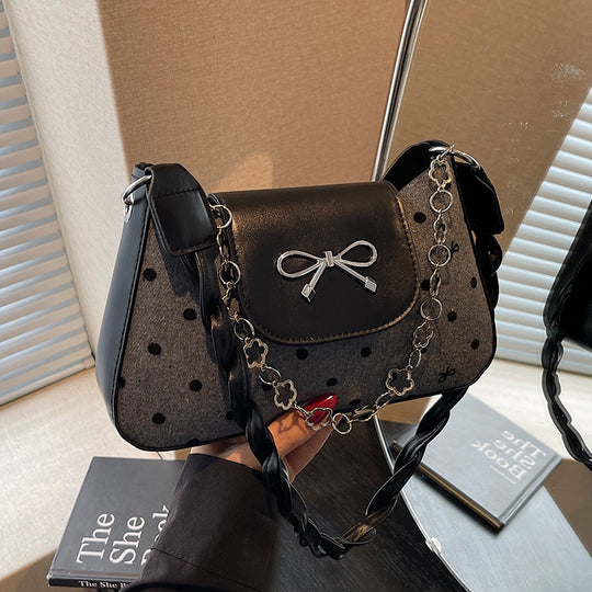 Damen Handtasche mit eleganter Schleifenverzierung und verspielter Kettenapplikation Nord Taschen