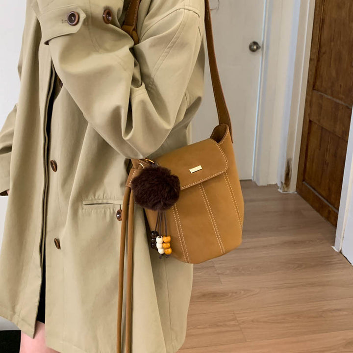 Damen modische Crossbody-Tasche mit flauschigem Anhänger Nord Taschen