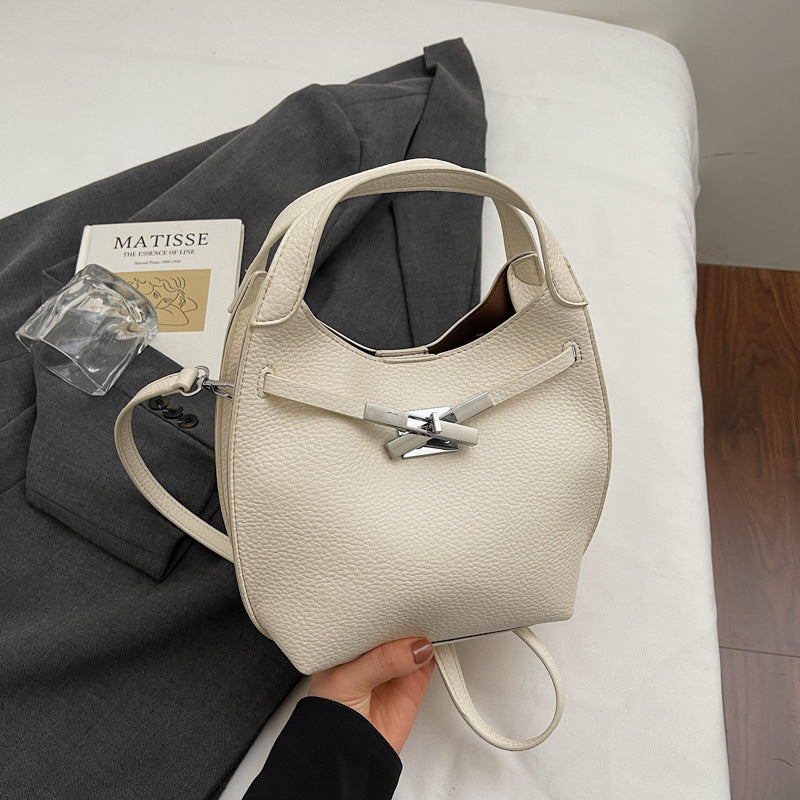 Damen stilvolle Schultertasche mit verspieltem Anhänger Nord Taschen