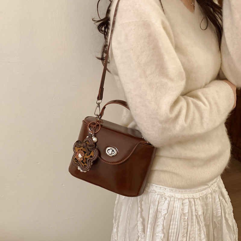 Damen elegante Mini-Handtasche mit modischem Anhänger Nord Taschen