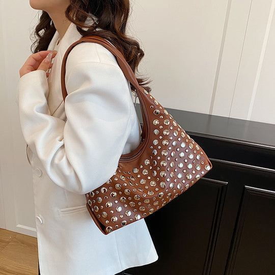 Damen Hobo-Tasche aus hochwertigem Kunstleder mit stilvollen Nietenakzenten Nord Taschen