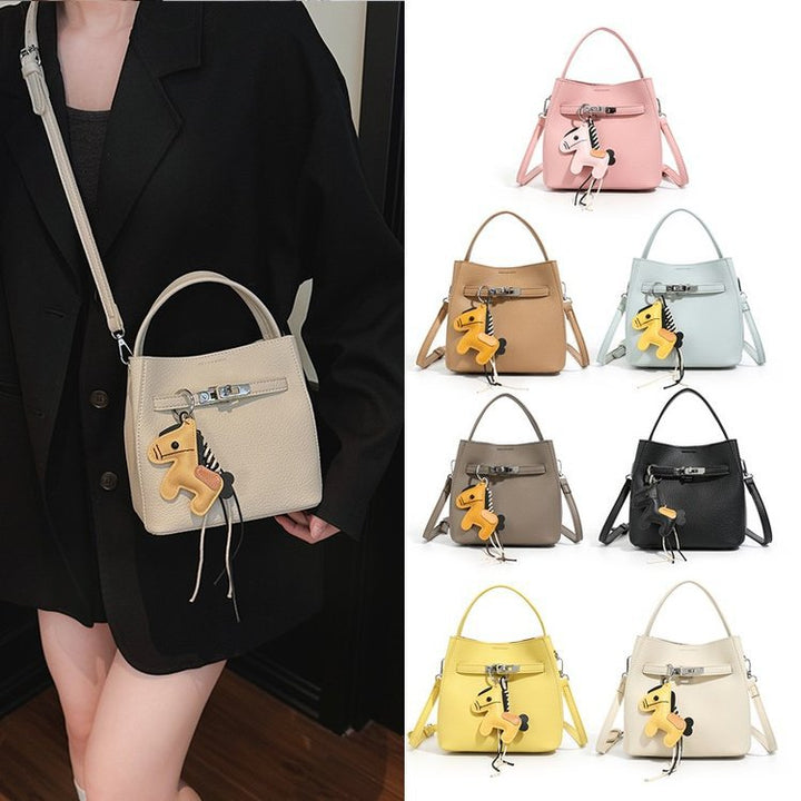 Damen Mini-Umhängetasche mit verspieltem Design und niedlichem Anhänger Nord Taschen