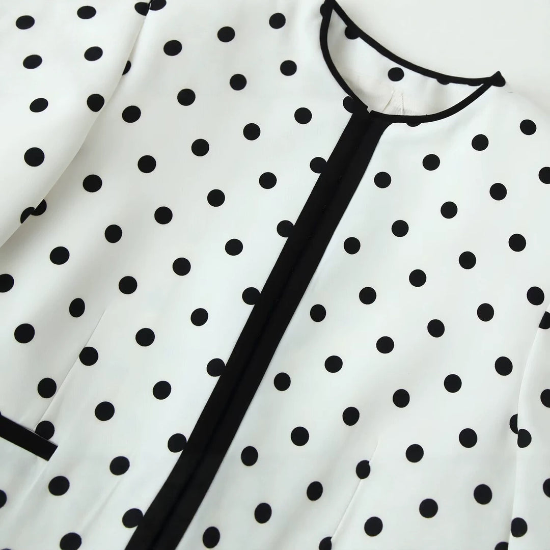 Damen Kurzblazer im Punkte-Design mit schwarzer Kontrastpaspel und Rundhalsausschnitt Nord Taschen