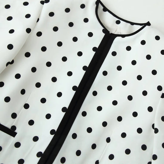 Damen Kurzblazer im Punkte-Design mit schwarzer Kontrastpaspel und Rundhalsausschnitt Nord Taschen