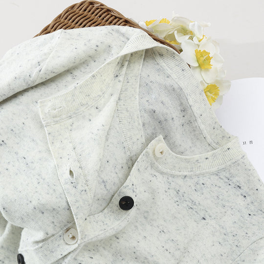 Damen Leichter gestrickter Kurzcardigan mit Rundhals, Mélange‑Struktur und kontrastierenden Knöpfen Nord Taschen