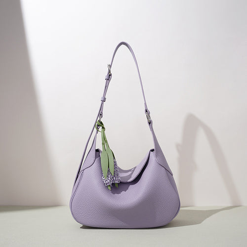 Damen Hobo-Tasche aus hochwertigem Leder mit verspieltem Blumenanhänger Nord Taschen