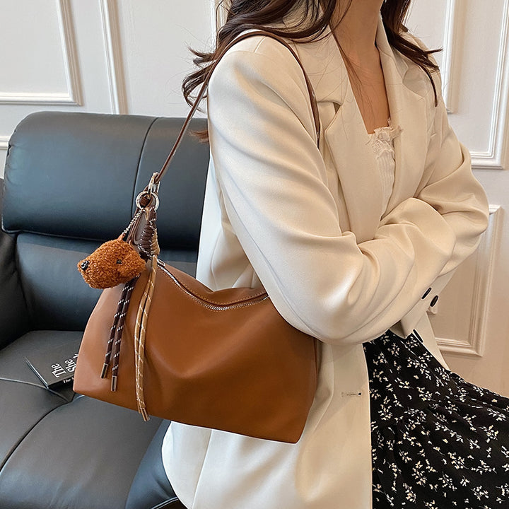 Damen Schultertasche mit verspieltem Teddy-Anhänger Nord Taschen