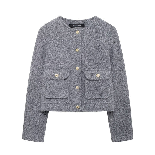Damen Kurz geschnittene Bouclé‑Jacke mit Rundhalsausschnitt, aufgesetzten Pattentaschen und goldfarbenen Zierknöpfen Nord Taschen