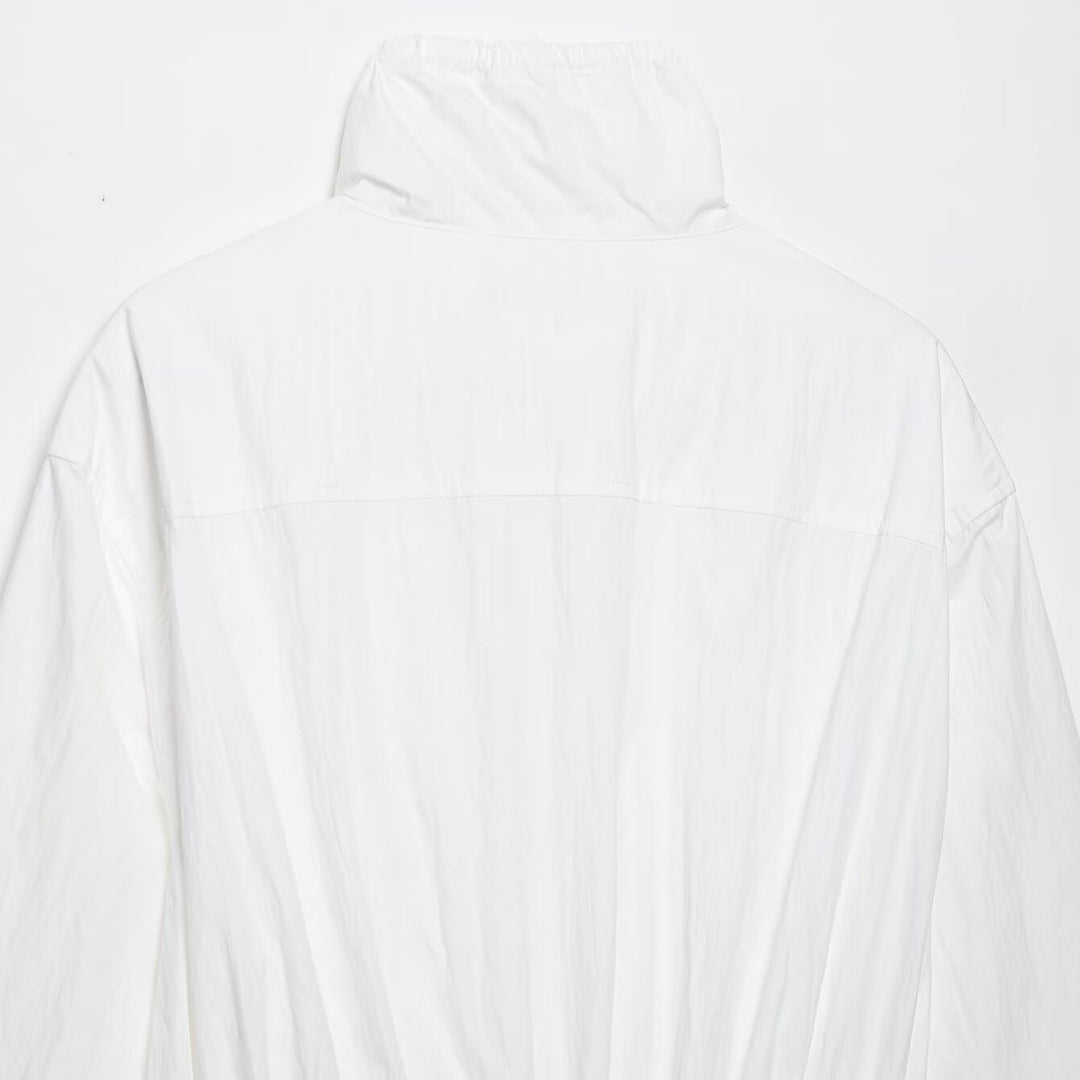 Damen leichte Cropped-Windjacke mit Tunnelzug‑Taillierung und hohem Stehkragen Nord Taschen