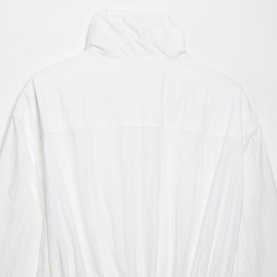 Damen leichte Cropped-Windjacke mit Tunnelzug‑Taillierung und hohem Stehkragen Nord Taschen