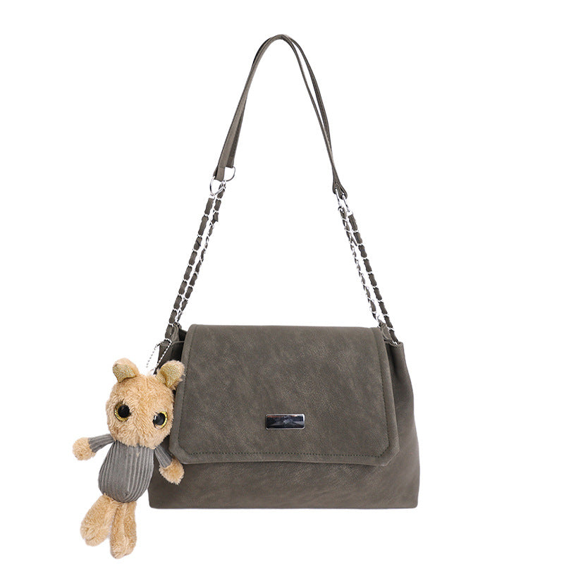 Damen Umhängetasche mit charmantem Plüschanhänger und eleganter Blessur Nord Taschen