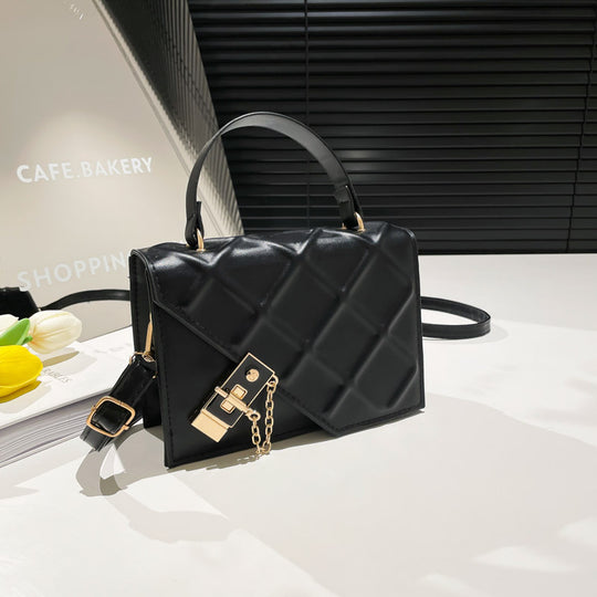 Damen Handtasche im modernen Steppmuster mit eleganter Kettenverzierung Nord Taschen