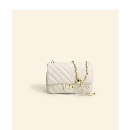 Damen Schultertasche mit elegantem Faltendesign und hochwertiger Kettenapplikation Nord Taschen