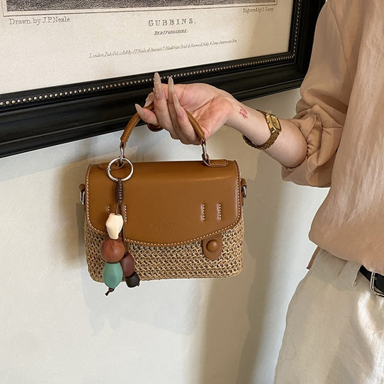 Damen Designersattel-Tasche mit einzigartigen geflochtenen Details und verspieltem Anhänger Nord Taschen