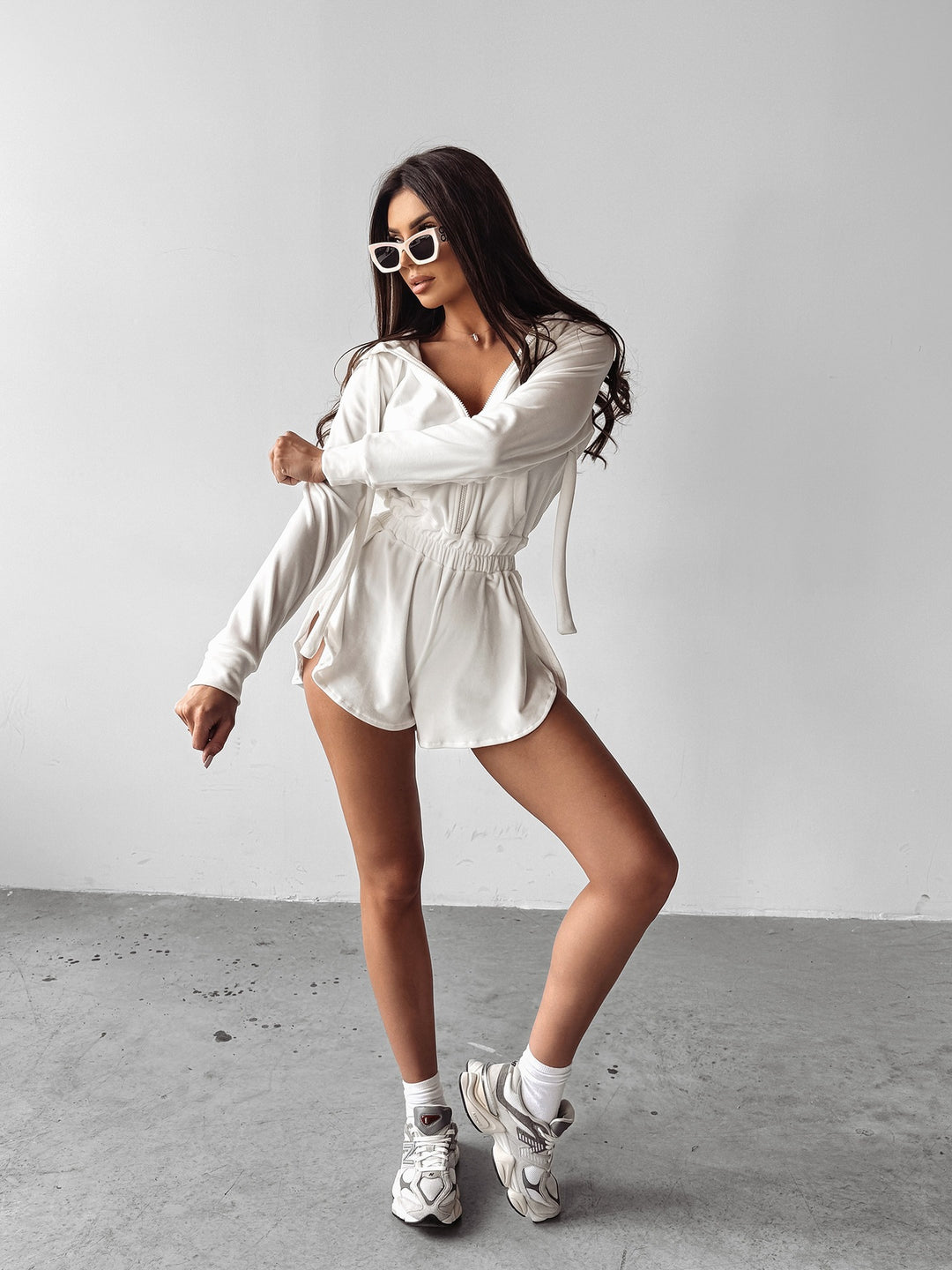 Damen cropped Zip-Hoodie mit gerafftem Tunnelzugbund und fließender High-Waist-Short im Lounge-Set Nord Taschen
