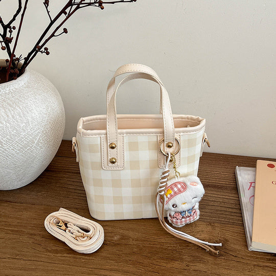 Damen Mini-Handtasche mit kariertem Design und verspieltem Anhänger Nord Taschen