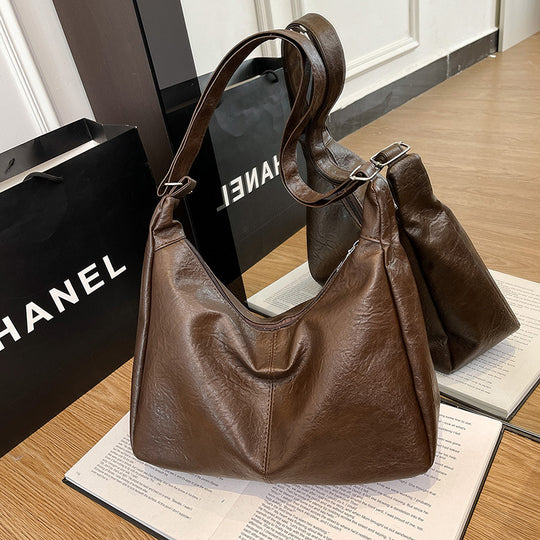 Damen Hobo-Tasche aus weichem Kunstleder mit dekorativen Anhängern Nord Taschen