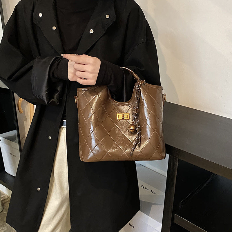 Damen modische Handtasche mit elegantem Steppmuster und abnehmbaren Anhänger Nord Taschen