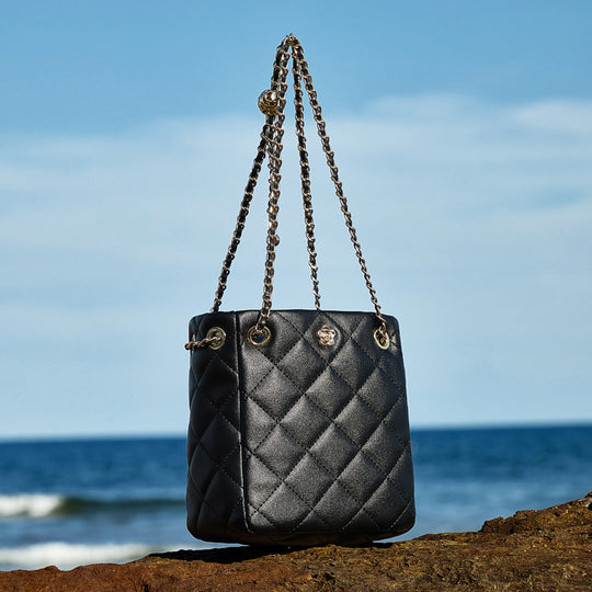 Damen Bucket-Tasche mit edlem Steppmuster und goldenen Details Nord Taschen