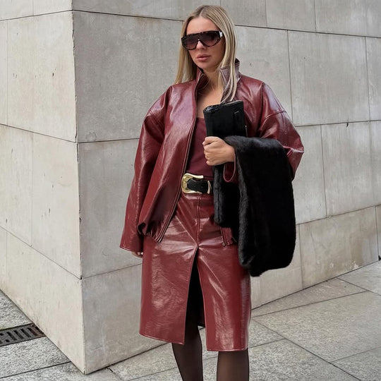 Damen Glänzendes Kunstleder-Zweiteiler mit Oversize-Zipjacke und tailliertem Midirock Nord Taschen