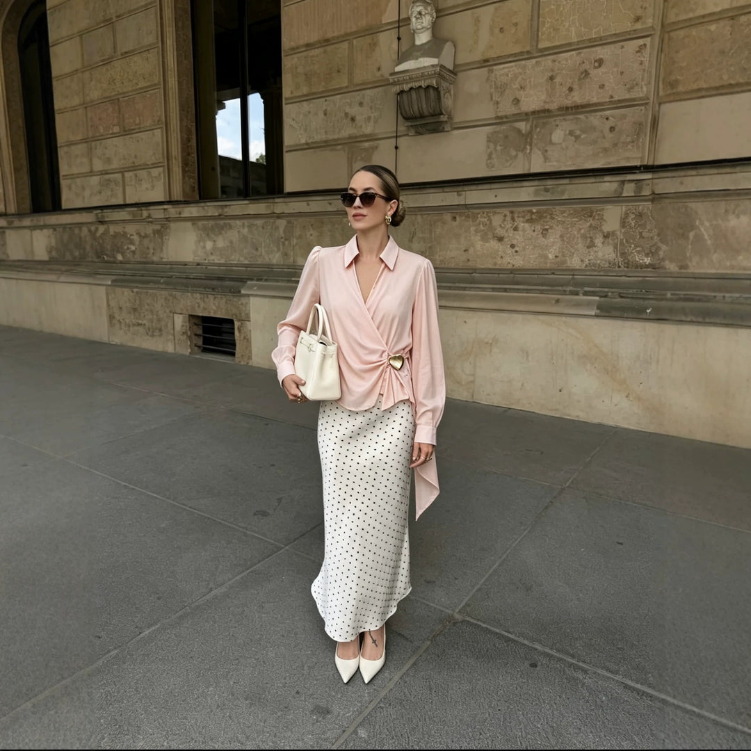 Damen Wickelbluse aus seidigem Crêpe mit Drapierung, tiefem V‑Ausschnitt und goldem Zierknopf Nord Taschen